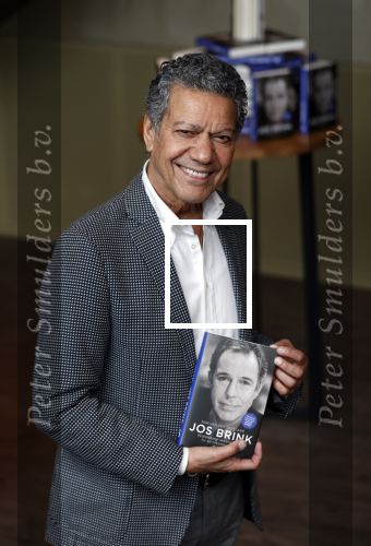 Amsterdam 30 september 2021
Boekpresentatie Jos Brink in Carre . Frank Sanders ontvangt het eerste boek uit handen van de schrijver Tom v d Oetelaar.