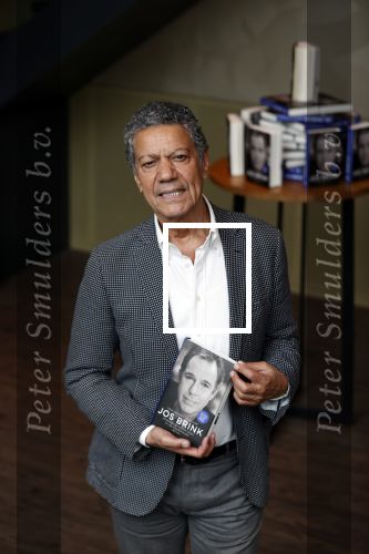Amsterdam 30 september 2021
Boekpresentatie Jos Brink in Carre . Frank Sanders ontvangt het eerste boek uit handen van de schrijver Tom v d Oetelaar.