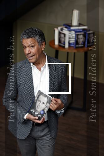 Amsterdam 30 september 2021
Boekpresentatie Jos Brink in Carre . Frank Sanders ontvangt het eerste boek uit handen van de schrijver Tom v d Oetelaar.