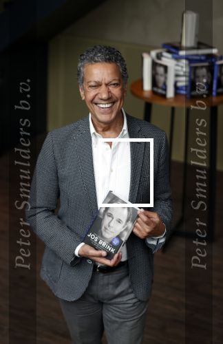 Amsterdam 30 september 2021
Boekpresentatie Jos Brink in Carre . Frank Sanders ontvangt het eerste boek uit handen van de schrijver Tom v d Oetelaar.