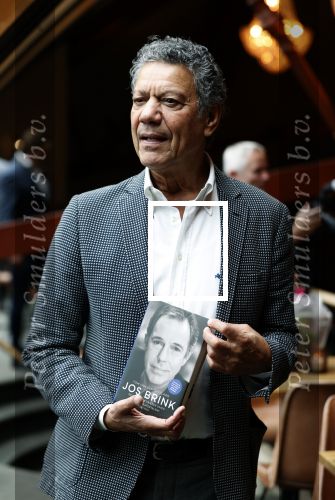 Amsterdam 30 september 2021
Boekpresentatie Jos Brink in Carre . Frank Sanders ontvangt het eerste boek uit handen van de schrijver Tom v d Oetelaar.