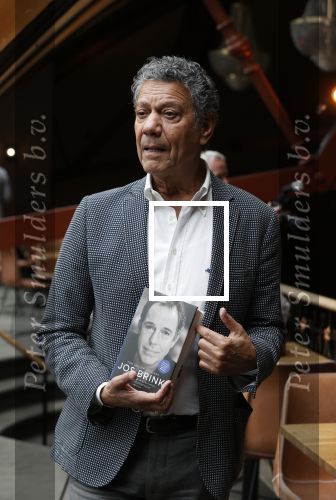 Amsterdam 30 september 2021
Boekpresentatie Jos Brink in Carre . Frank Sanders ontvangt het eerste boek uit handen van de schrijver Tom v d Oetelaar.