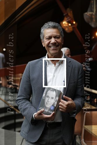Amsterdam 30 september 2021
Boekpresentatie Jos Brink in Carre . Frank Sanders ontvangt het eerste boek uit handen van de schrijver Tom v d Oetelaar.