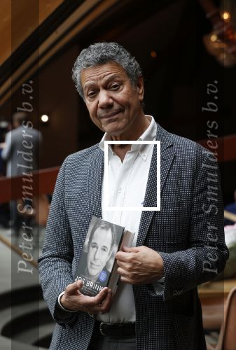Amsterdam 30 september 2021
Boekpresentatie Jos Brink in Carre . Frank Sanders ontvangt het eerste boek uit handen van de schrijver Tom v d Oetelaar.