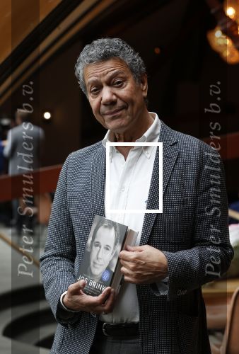 Amsterdam 30 september 2021
Boekpresentatie Jos Brink in Carre . Frank Sanders ontvangt het eerste boek uit handen van de schrijver Tom v d Oetelaar.