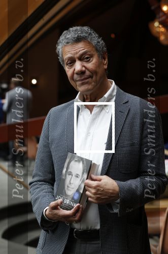 Amsterdam 30 september 2021
Boekpresentatie Jos Brink in Carre . Frank Sanders ontvangt het eerste boek uit handen van de schrijver Tom v d Oetelaar.
