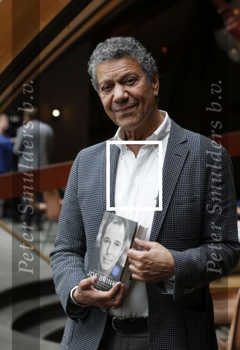 Amsterdam 30 september 2021
Boekpresentatie Jos Brink in Carre . Frank Sanders ontvangt het eerste boek uit handen van de schrijver Tom v d Oetelaar.