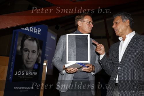 Amsterdam 30 september 2021
Boekpresentatie Jos Brink in Carre . Frank Sanders ontvangt het eerste boek uit handen van de schrijver Tom v d Oetelaar.