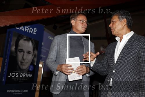 Amsterdam 30 september 2021
Boekpresentatie Jos Brink in Carre . Frank Sanders ontvangt het eerste boek uit handen van de schrijver Tom v d Oetelaar.