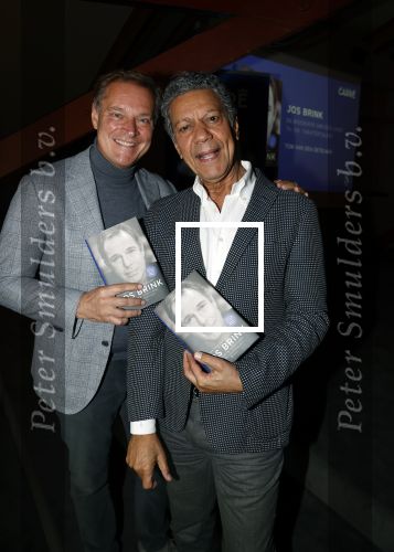Amsterdam 30 september 2021
Boekpresentatie Jos Brink in Carre . Frank Sanders ontvangt het eerste boek uit handen van de schrijver Tom v d Oetelaar.