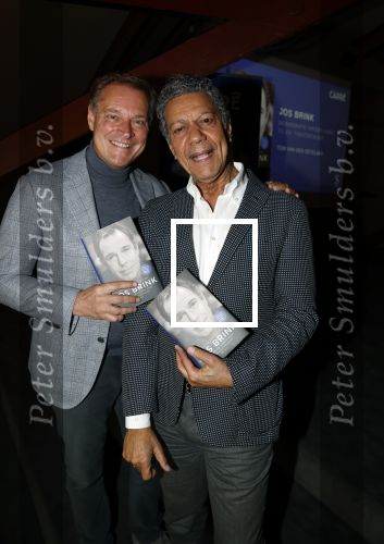 Amsterdam 30 september 2021
Boekpresentatie Jos Brink in Carre . Frank Sanders ontvangt het eerste boek uit handen van de schrijver Tom v d Oetelaar.