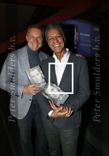 Amsterdam 30 september 2021
Boekpresentatie Jos Brink in Carre . Frank Sanders ontvangt het eerste boek uit handen van de schrijver Tom v d Oetelaar.