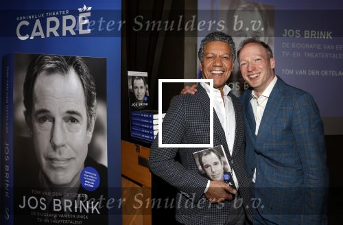 Amsterdam 30 september 2021
Boekpresentatie Jos Brink in Carre . Frank Sanders ontvangt het eerste boek uit handen van de schrijver Tom v d Oetelaar.