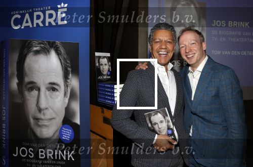 Amsterdam 30 september 2021
Boekpresentatie Jos Brink in Carre . Frank Sanders ontvangt het eerste boek uit handen van de schrijver Tom v d Oetelaar.
