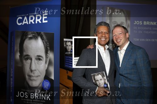 Amsterdam 30 september 2021
Boekpresentatie Jos Brink in Carre . Frank Sanders ontvangt het eerste boek uit handen van de schrijver Tom v d Oetelaar.