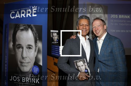Amsterdam 30 september 2021
Boekpresentatie Jos Brink in Carre . Frank Sanders ontvangt het eerste boek uit handen van de schrijver Tom v d Oetelaar.