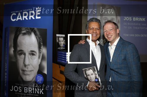 Amsterdam 30 september 2021
Boekpresentatie Jos Brink in Carre . Frank Sanders ontvangt het eerste boek uit handen van de schrijver Tom v d Oetelaar.