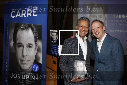 Amsterdam 30 september 2021
Boekpresentatie Jos Brink in Carre . Frank Sanders ontvangt het eerste boek uit handen van de schrijver Tom v d Oetelaar.