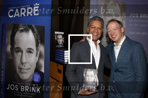 Amsterdam 30 september 2021
Boekpresentatie Jos Brink in Carre . Frank Sanders ontvangt het eerste boek uit handen van de schrijver Tom v d Oetelaar.