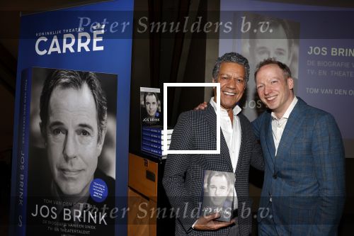 Amsterdam 30 september 2021
Boekpresentatie Jos Brink in Carre . Frank Sanders ontvangt het eerste boek uit handen van de schrijver Tom v d Oetelaar.