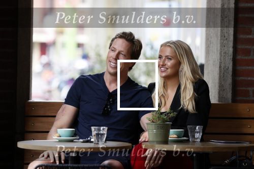 Den haag 11 september 2021
Freek Vonk met zijn vriendin Franka Vedder op terras in Den Haag . De zaak heet Anne&Max
