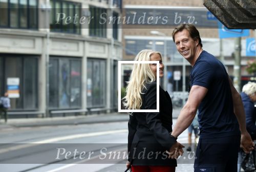 Den haag 11 september 2021
Freek Vonk met zijn vriendin Franka Vedder op terras in Den Haag . De zaak heet Anne&Max