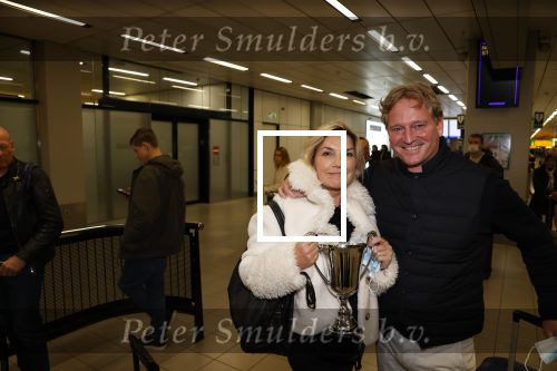 Schiphol 17 oktober 2021
Gallyon v Vessem met haar man op schiphol
