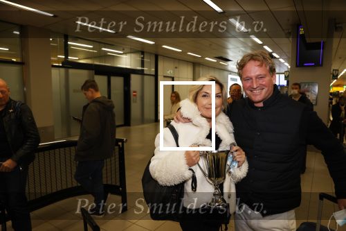 Schiphol 17 oktober 2021
Gallyon v Vessem met haar man op schiphol