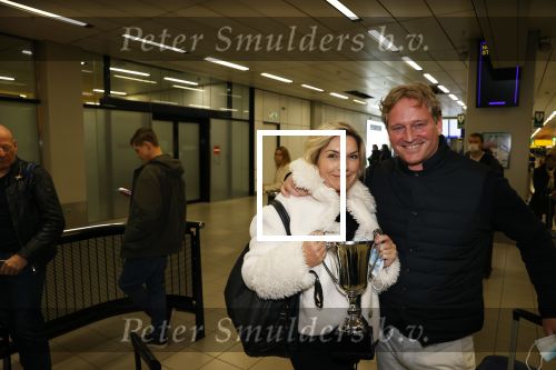Schiphol 17 oktober 2021
Gallyon v Vessem met haar man op schiphol