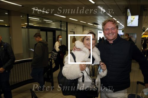 Schiphol 17 oktober 2021
Gallyon v Vessem met haar man op schiphol