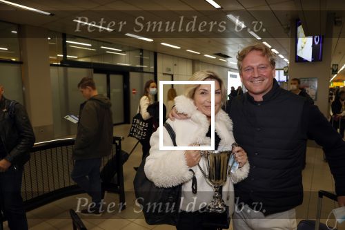 Schiphol 17 oktober 2021
Gallyon v Vessem met haar man op schiphol