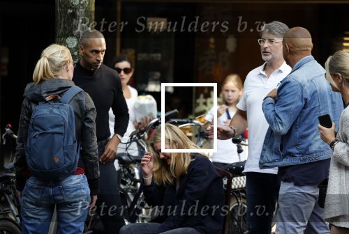 Amsterdam 4 september 2021
Gerald Roethof heeft een meisje aangereden die op de fiets reed . Het ongeluk gebeurde op de beethovenstraat. Daarna kwam zijn vriendin, Anna Sara Prins kwam naar hem toe.