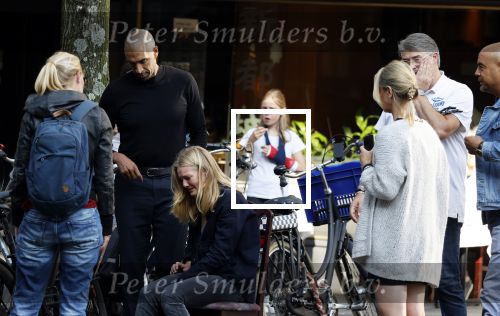Amsterdam 4 september 2021
Gerald Roethof heeft een meisje aangereden die op de fiets reed . Het ongeluk gebeurde op de beethovenstraat. Daarna kwam zijn vriendin, Anna Sara Prins kwam naar hem toe.