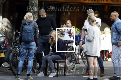 Amsterdam 4 september 2021
Gerald Roethof heeft een meisje aangereden die op de fiets reed . Het ongeluk gebeurde op de beethovenstraat. Daarna kwam zijn vriendin, Anna Sara Prins kwam naar hem toe.