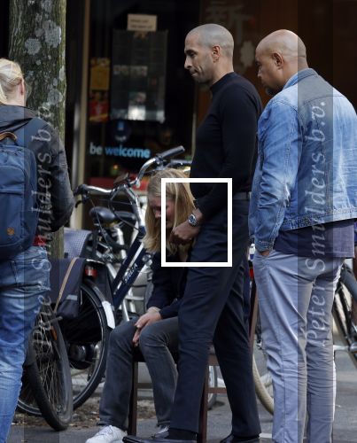 Amsterdam 4 september 2021
Gerald Roethof heeft een meisje aangereden die op de fiets reed . Het ongeluk gebeurde op de beethovenstraat. Daarna kwam zijn vriendin, Anna Sara Prins kwam naar hem toe.
