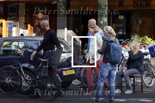 Amsterdam 4 september 2021
Gerald Roethof heeft een meisje aangereden die op de fiets reed . Het ongeluk gebeurde op de beethovenstraat. Daarna kwam zijn vriendin, Anna Sara Prins kwam naar hem toe.