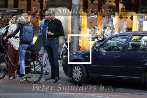 Amsterdam 4 september 2021
Gerald Roethof heeft een meisje aangereden die op de fiets reed . Het ongeluk gebeurde op de beethovenstraat. Daarna kwam zijn vriendin, Anna Sara Prins kwam naar hem toe.