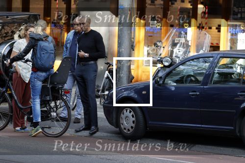 Amsterdam 4 september 2021
Gerald Roethof heeft een meisje aangereden die op de fiets reed . Het ongeluk gebeurde op de beethovenstraat. Daarna kwam zijn vriendin, Anna Sara Prins kwam naar hem toe.