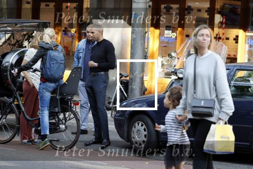 Amsterdam 4 september 2021
Gerald Roethof heeft een meisje aangereden die op de fiets reed . Het ongeluk gebeurde op de beethovenstraat. Daarna kwam zijn vriendin, Anna Sara Prins kwam naar hem toe.