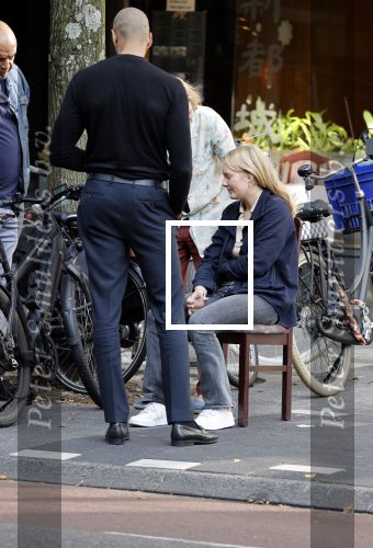 Amsterdam 4 september 2021
Gerald Roethof heeft een meisje aangereden die op de fiets reed . Het ongeluk gebeurde op de beethovenstraat. Daarna kwam zijn vriendin, Anna Sara Prins kwam naar hem toe.