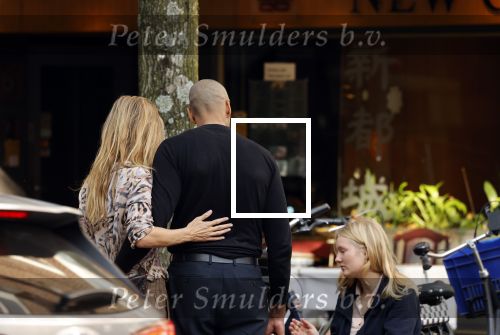 Amsterdam 4 september 2021
Gerald Roethof heeft een meisje aangereden die op de fiets reed . Het ongeluk gebeurde op de beethovenstraat. Daarna kwam zijn vriendin, Anna Sara Prins kwam naar hem toe.