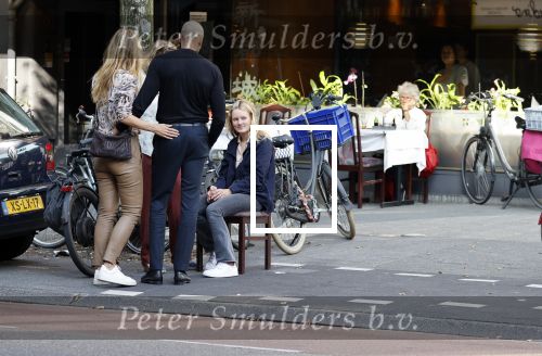 Amsterdam 4 september 2021
Gerald Roethof heeft een meisje aangereden die op de fiets reed . Het ongeluk gebeurde op de beethovenstraat. Daarna kwam zijn vriendin, Anna Sara Prins kwam naar hem toe.