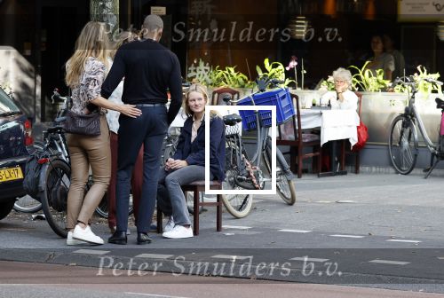 Amsterdam 4 september 2021
Gerald Roethof heeft een meisje aangereden die op de fiets reed . Het ongeluk gebeurde op de beethovenstraat. Daarna kwam zijn vriendin, Anna Sara Prins kwam naar hem toe.