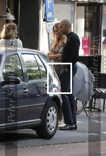 Amsterdam 4 september 2021
Gerald Roethof heeft een meisje aangereden die op de fiets reed . Het ongeluk gebeurde op de beethovenstraat. Daarna kwam zijn vriendin, Anna Sara Prins kwam naar hem toe.
