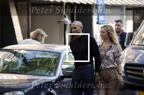Amsterdam 4 september 2021
Gerald Roethof heeft een meisje aangereden die op de fiets reed . Het ongeluk gebeurde op de beethovenstraat. Daarna kwam zijn vriendin, Anna Sara Prins kwam naar hem toe.