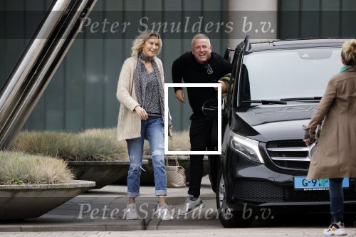 Schiphol 17 oktober 2021
Gordon gaat emigreren naar Dubai en vertrekt vanag Schiphol met div vrienden. Oa Patrick Kathy zijn manager Nathalie  Moser en vriend Jeffrey de Visser gaan met hem mee