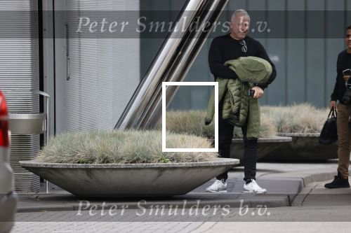 Schiphol 17 oktober 2021
Gordon gaat emigreren naar Dubai en vertrekt vanag Schiphol met div vrienden. Oa Patrick Kathy zijn manager Nathalie  Moser en vriend Jeffrey de Visser gaan met hem mee