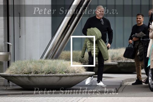 Schiphol 17 oktober 2021
Gordon gaat emigreren naar Dubai en vertrekt vanag Schiphol met div vrienden. Oa Patrick Kathy zijn manager Nathalie  Moser en vriend Jeffrey de Visser gaan met hem mee