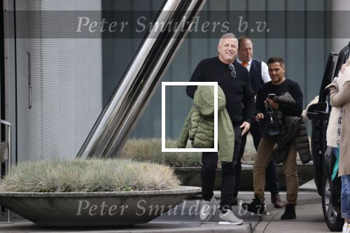 Schiphol 17 oktober 2021
Gordon gaat emigreren naar Dubai en vertrekt vanag Schiphol met div vrienden. Oa Patrick Kathy zijn manager Nathalie  Moser en vriend Jeffrey de Visser gaan met hem mee