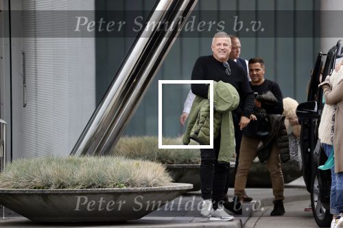Schiphol 17 oktober 2021
Gordon gaat emigreren naar Dubai en vertrekt vanag Schiphol met div vrienden. Oa Patrick Kathy zijn manager Nathalie  Moser en vriend Jeffrey de Visser gaan met hem mee